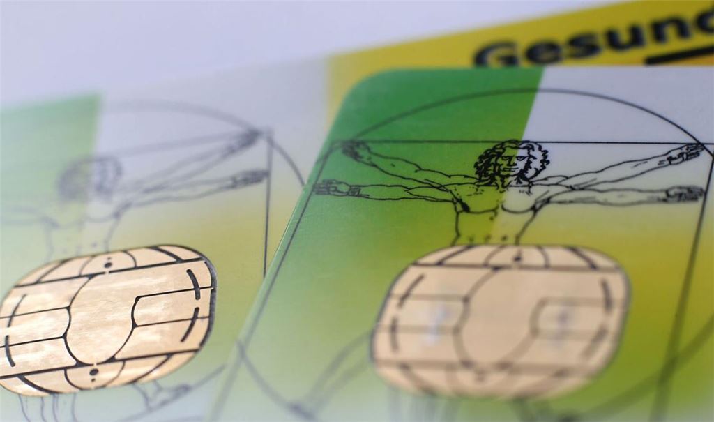 Zwei elektronische Versichertenkarten der Allgemeinen Ortskrankenkassen (AOK) liegen auf einem Tisch.