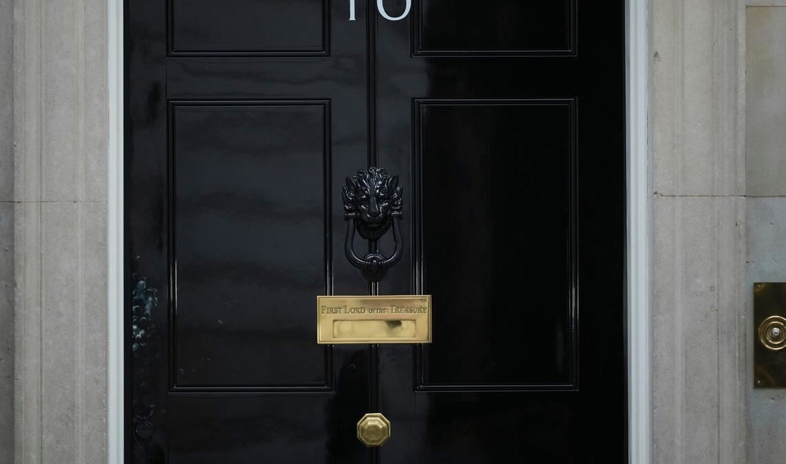 Zwei enge Mitarbeiter des Premiers haben ihren Posten schon geräumt.