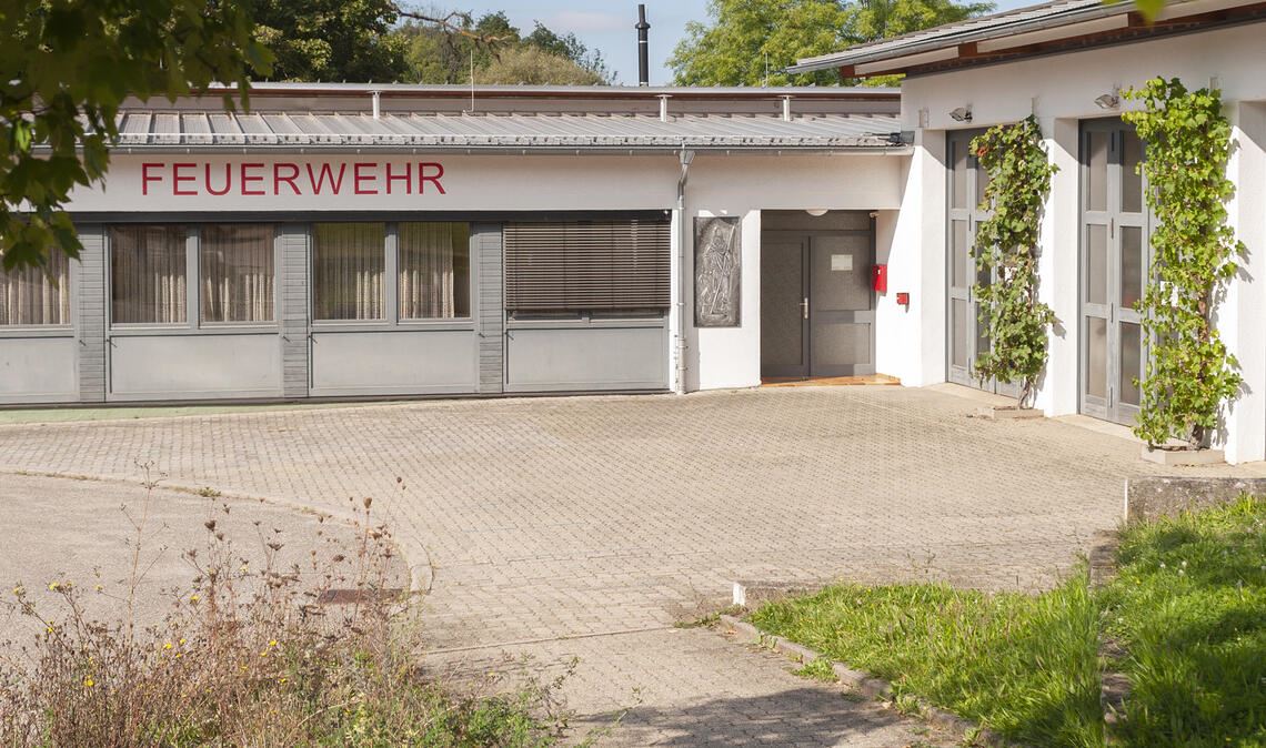 Zwei getrennte Feuerwachen in Sternenfels und Diefenbach sind der aktuelle Status quo. Eine Machbarkeitsstudie zeigt nun den Weg in eine neue Feuerwehrzukunft an einem gemeinsamen Standort zwischen den beiden Ortschaften auf. Noch in diesem Jahr wird sich der kürzlich gewählte Gemeinderat mit dem Papier beschäftigen. Archivfotos: Fotomoment