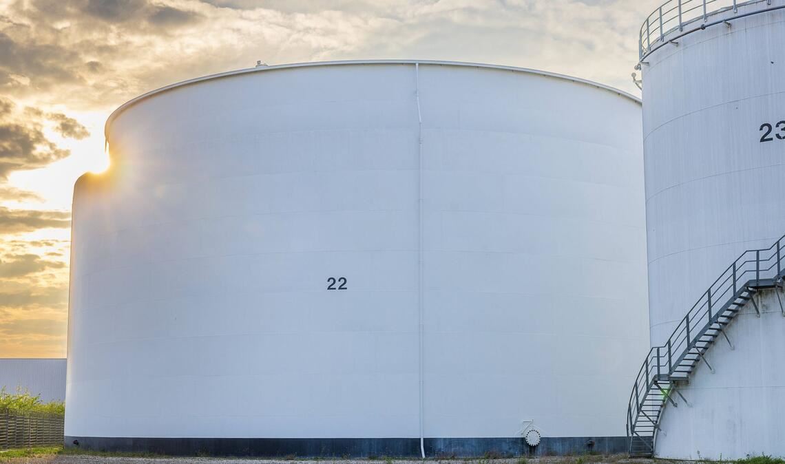 Zwei große weiße Lagertanks Nr. 22 und 23 im Tanklager des Nürnberger Hafens im Abendlicht: Angesichts unterbrochener Lieferketten aus dem Nahen Osten rücken Deutschlands Kraftstoffreserven zunehmend in den Mittelpunkt der energiepolitischen Debatte.