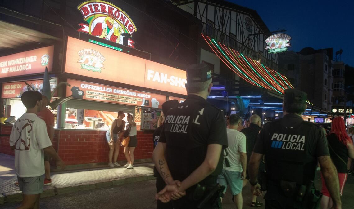 Zwei mutmaßlich deutsche Angreifer sollen einen ebenfalls deutschen Urlauber an der Playa de Palma attackiert haben (Symbolfoto).