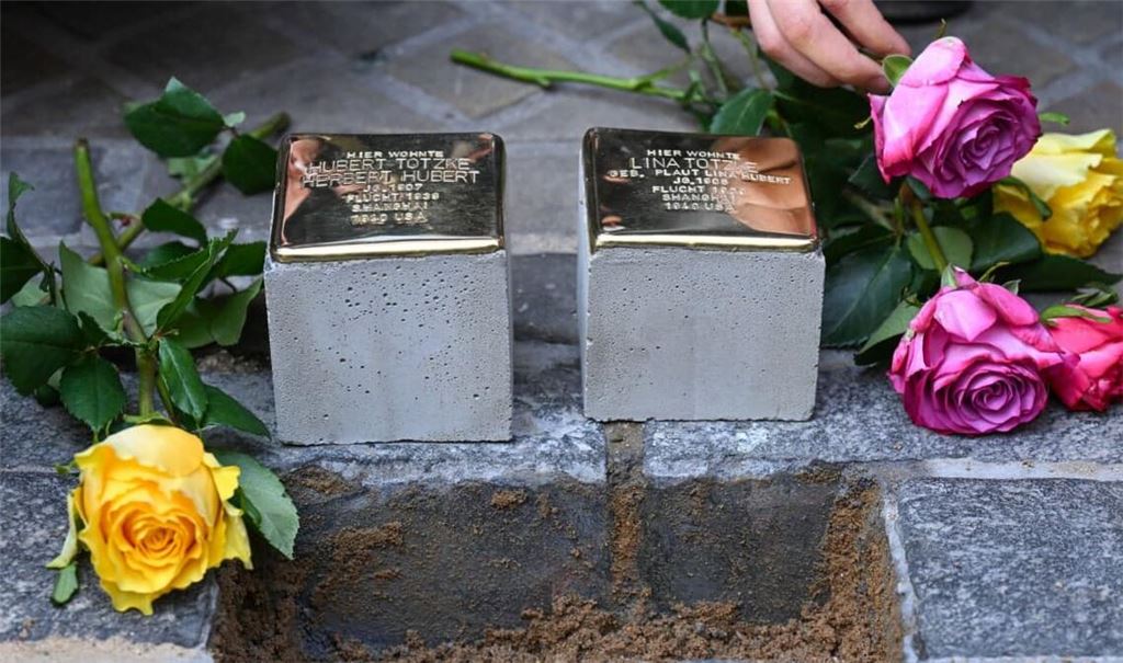 Zwei neue Stolpersteine werden im Stadtzentrum zum Gedenken an das Ehepaar Hubert und Lina Totzke verlegt. (Archivbild)