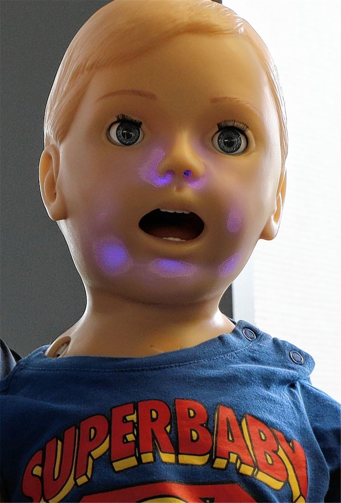 Künstlicher Patient stöhnt und blutet