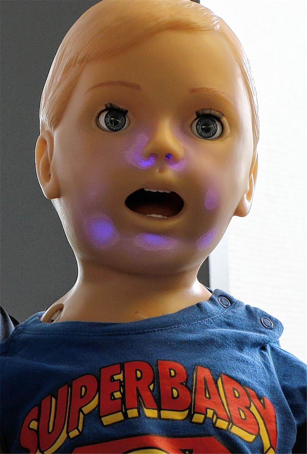 Künstlicher Patient stöhnt und blutet