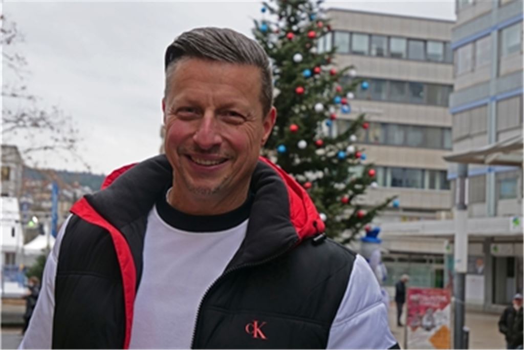 Zweieinhalb Jahre musste er warten, jetzt hat der Pforzheimer Sänger Jörg Augenstein seinen Weihnachtssong „Der Goldene Stern“ veröffentlicht. Foto: Friedrich