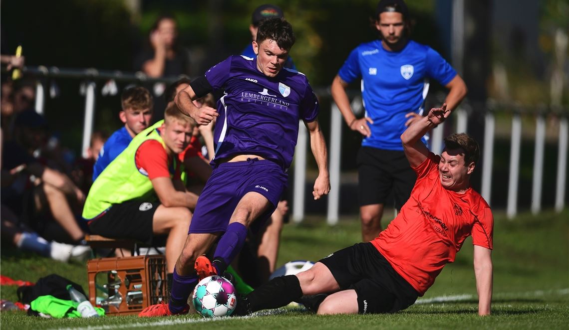 Zweikämpfe, Fouls, Diskussionen: Im Duell zwischen der SG Roßwag Mühlhausen (li) und Sachsenheim geht es richtig zur Sache.Foto: Friopics