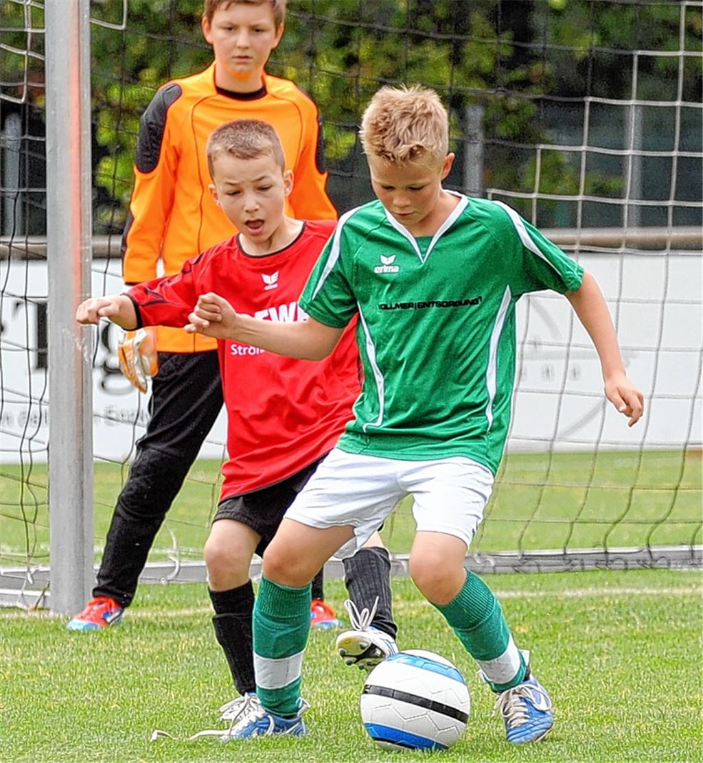 Zweikampf beim 13. Sandberg Cup zwischen Gastgeber SV Sternenfels und dem FVS Sulzfeld im Turnier der E-Jugend  Foto: Fotomoment
