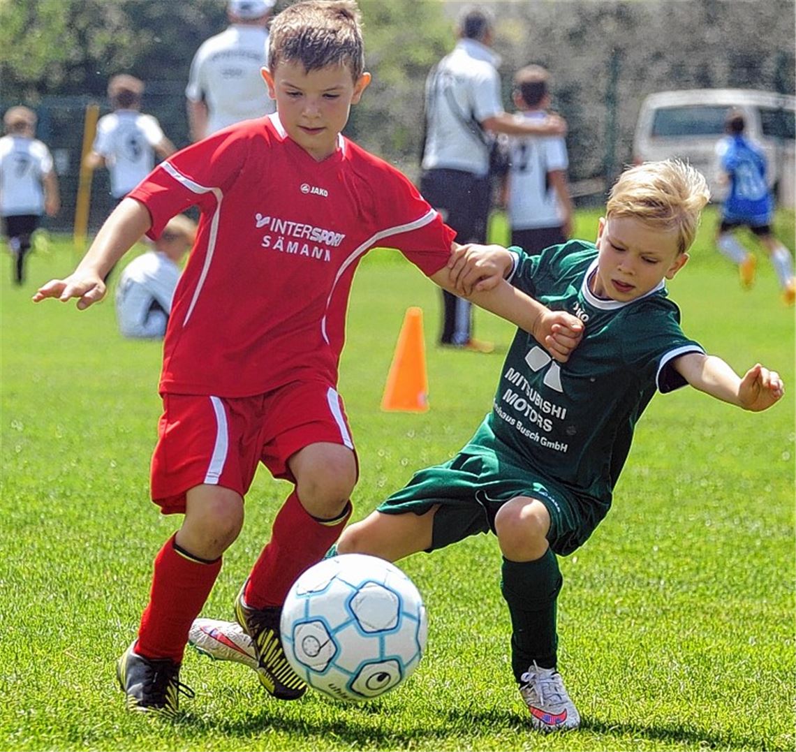 Zweikampf im Spiel um Platz drei im F-Jugendturnier zwischen der SG Iptingen/Großglattbach (rote Trikots) und dem FV Öschelbronn.