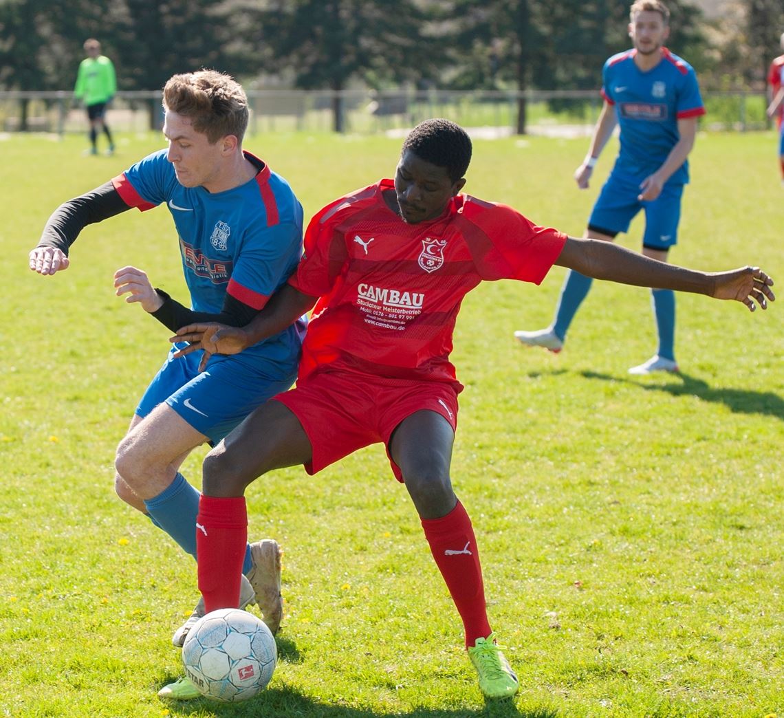 Enzberg verliert erstes Spiel seit November Zweikampf in Ötisheim, wo der Türkische SV einen Punkt mitnimmt. Foto: Fotomoment