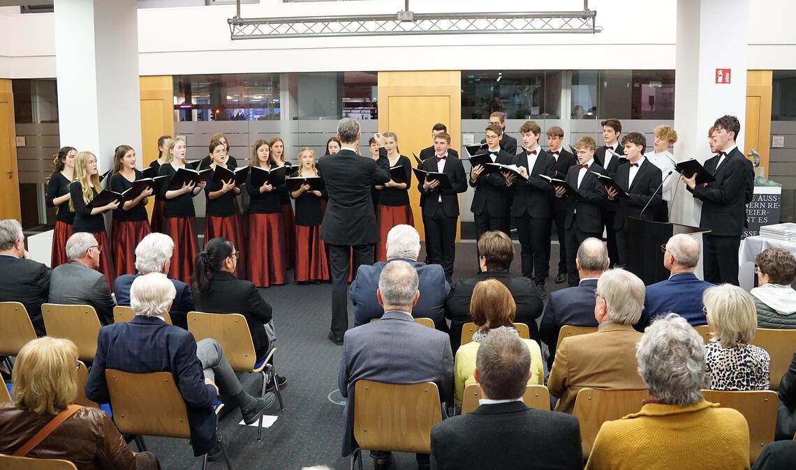 Zweimal Christophorus-Kantorei – einmal festlich beim Vortrag geistlicher Lieder und einmal volkstümlich beim Konzert-Teil mit schwäbischem und bayerischem Liedgut (unten). Fotos: Bastian