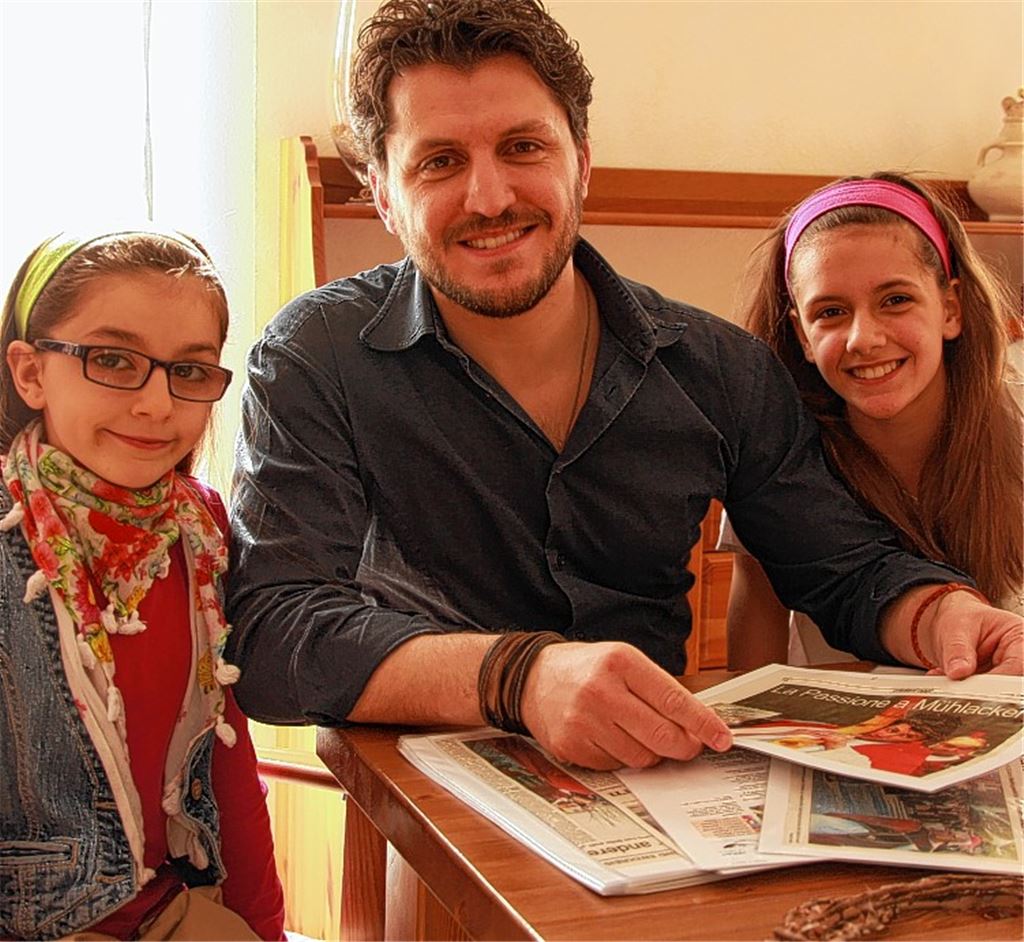 Zweimal Giuseppe Linoria: Mit den Töchtern Laura und Chiara und in seiner Rolle als Jesus-Darsteller bei der traditionellen Karfreitagsprozession der italienischen Gemeinde.