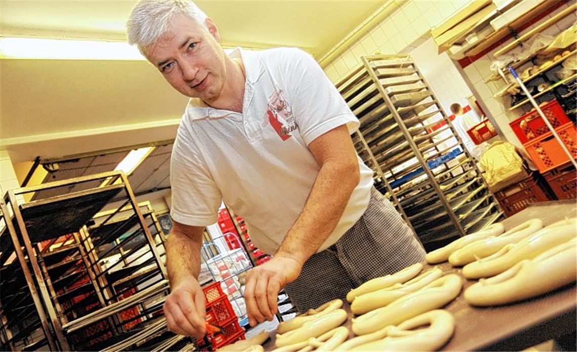 Zweimal Martin Reinhardt: an seinem Arbeitsplatz im eigenen Betrieb in Knittlingen ...