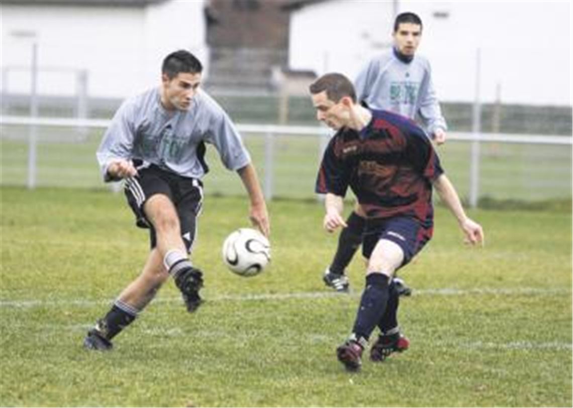 Zweimal besiegte Viktoria Enzberg (graue Trikots) den TSV Ötisheim in der vergangenen Saison. Beide Male hätte Ötisheim mindestens einen Punkt verdient gehabt. Im Dezember 2009 gab es in Enzberg ein 2:1 (im Bild). Das Rückspiel im Mai endete in Ötisheim mit 0:1. Archivfoto: Eigner