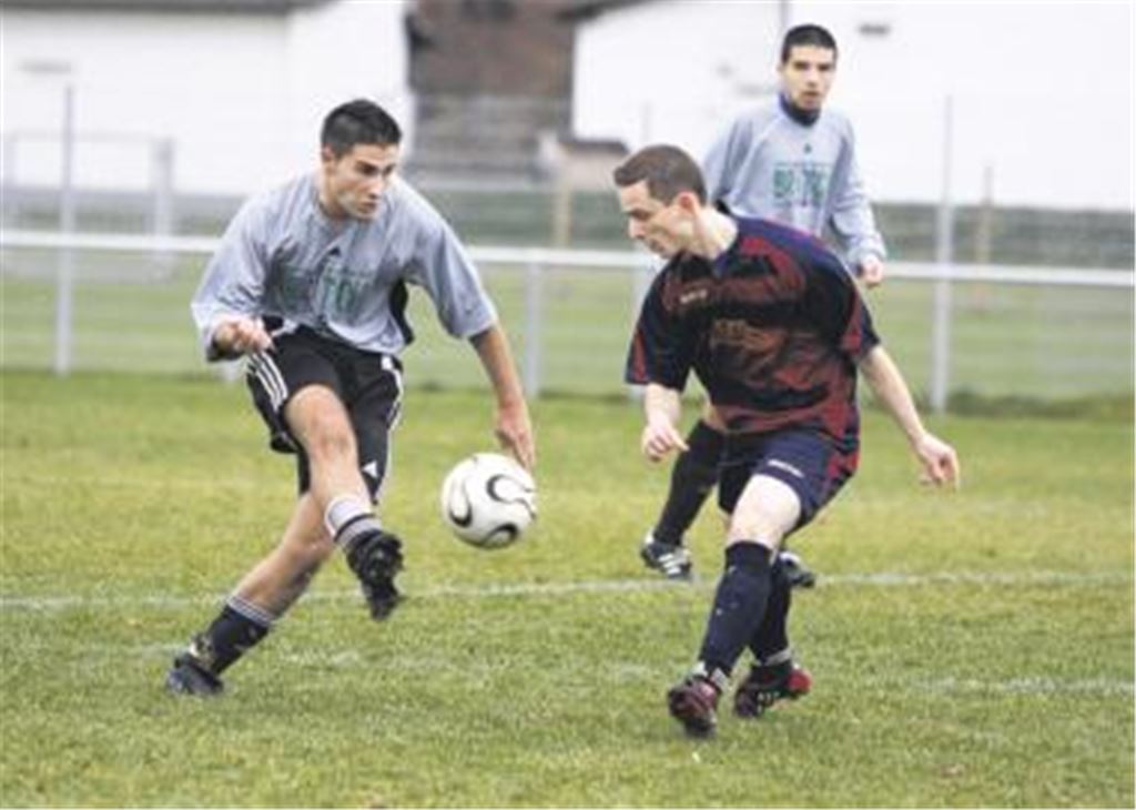 Zweimal besiegte Viktoria Enzberg (graue Trikots) den TSV Ötisheim in der vergangenen Saison. Beide Male hätte Ötisheim mindestens einen Punkt verdient gehabt. Im Dezember 2009 gab es in Enzberg ein 2:1 (im Bild). Das Rückspiel im Mai endete in Ötisheim mit 0:1. Archivfoto: Eigner