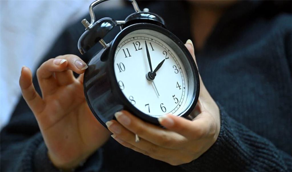 Zweimal im Jahr wird an der Uhr gedreht, im Herbst bringt dies eine Stunde mehr. (Symbolbild)