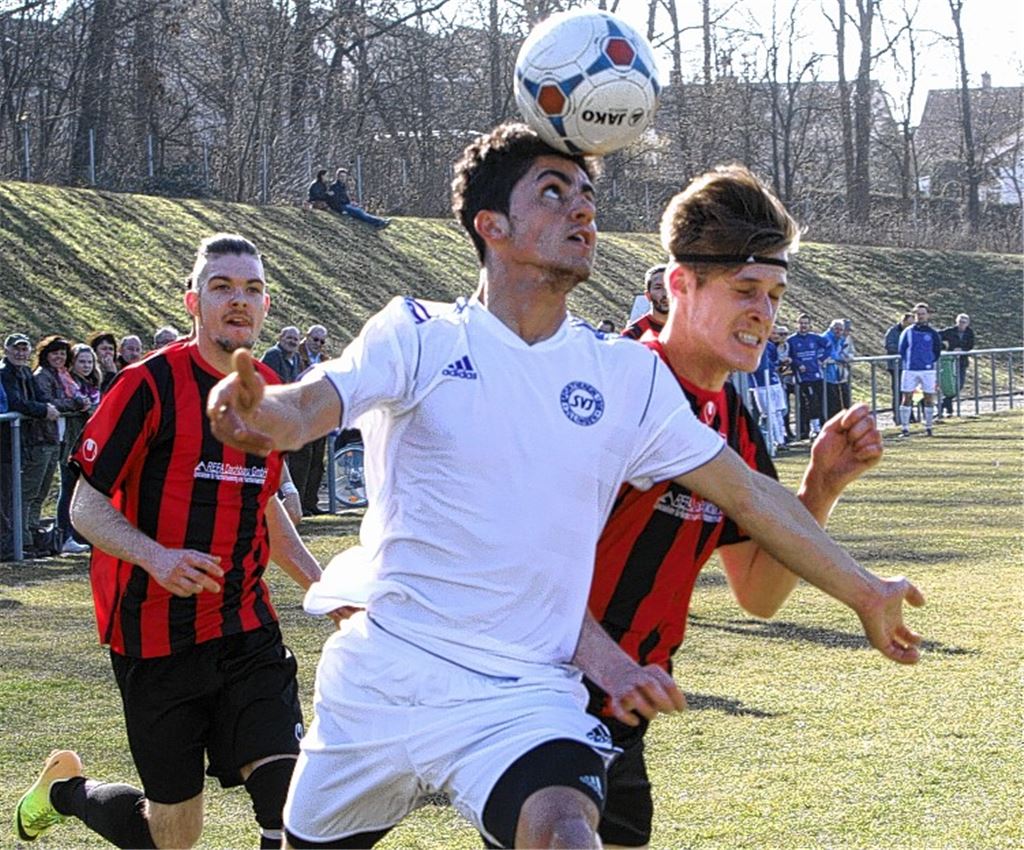 Zweimal treffsicher: Der früh eingewechselte Hakan Atalay (Mitte) ist der Matchwinner für den SV Illingen. Foto: Eigner