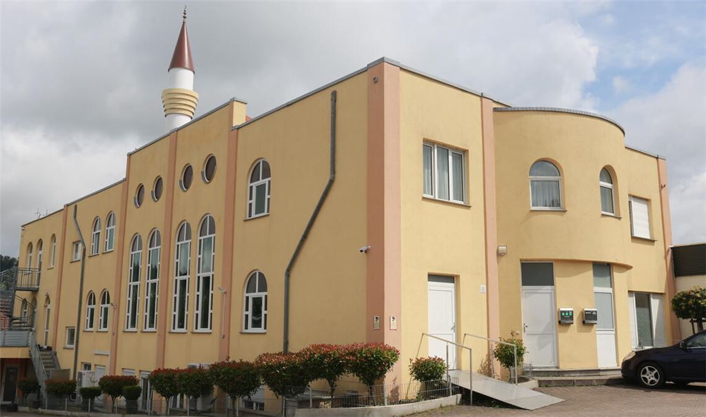 Zweimal wurde im vergangenen Jahr ein verbrannter Koran vor den Eingang der Maulbronner Moschee geworfen. Jetzt wurde der Täter bestraft. Fotos: Disselhoff