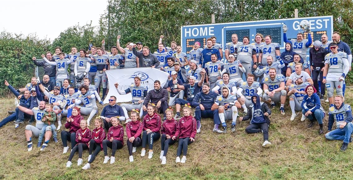 Zweite Liga, wir kommen – die Wilddogs jubeln nach dem deutlichen Heimsieg vor der Anzeigetafel. Fotos: privat