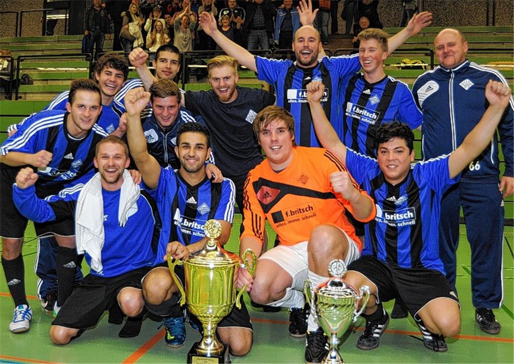 Zweiter Pott binnen eines halben Jahres: Viktoria Enzberg feiert den Sieg beim Hallenstadtturnier. Fotos: Fotomoment