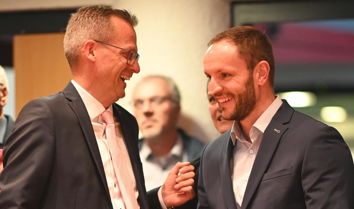 Freie Wähler und FDP unterstützen Retter Zwiesprache am Wahlabend: Der Sieger des ersten Durchgangs, Stephan Retter (li.), mit dem Viertplatzierten aus der Fraktion der Freien Wähler, Stefan Aßmus. Foto: Schüller
