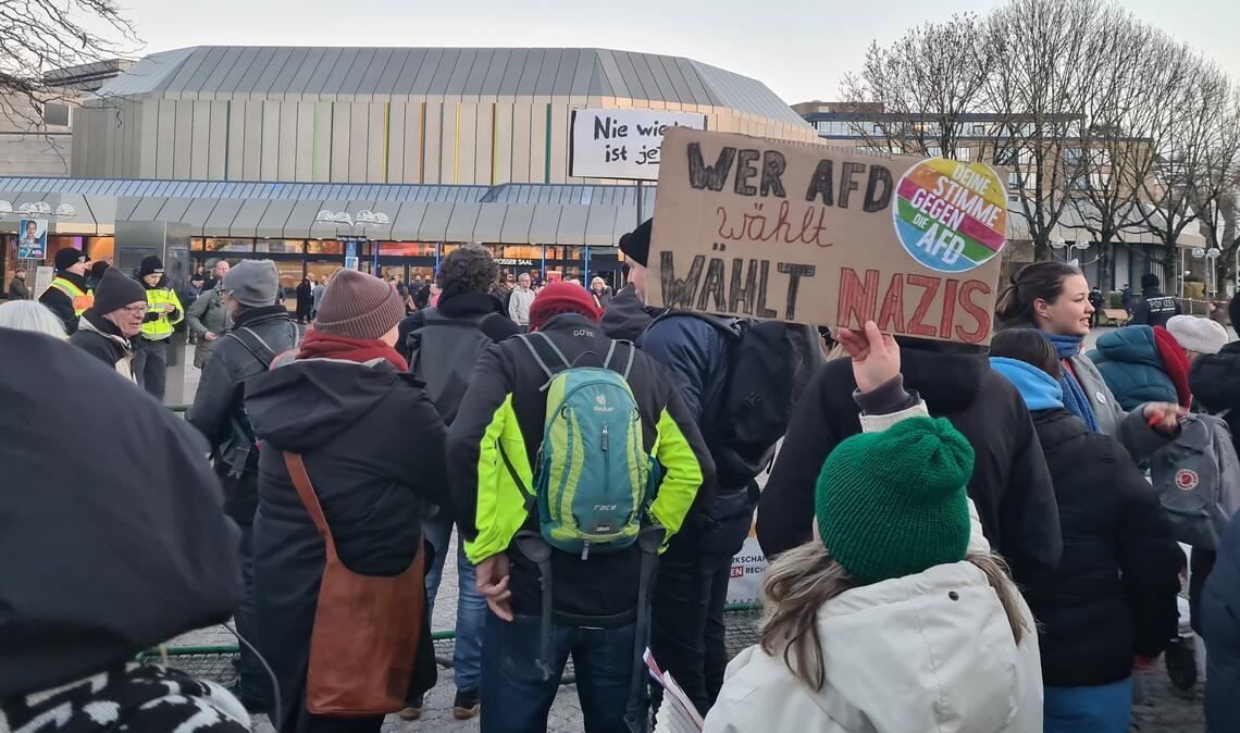 Zwischen 150 und 200 Menschen folgen dem Aufruf, gegen den drohenden Rechtsruck durch die AfD zu demonstrieren. Foto: Metzbaur