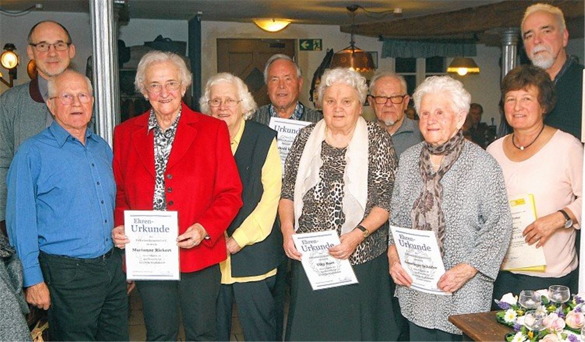Volkschor ehrt langjährige Mitglieder Volkschor ehrt langjährige Mitglieder