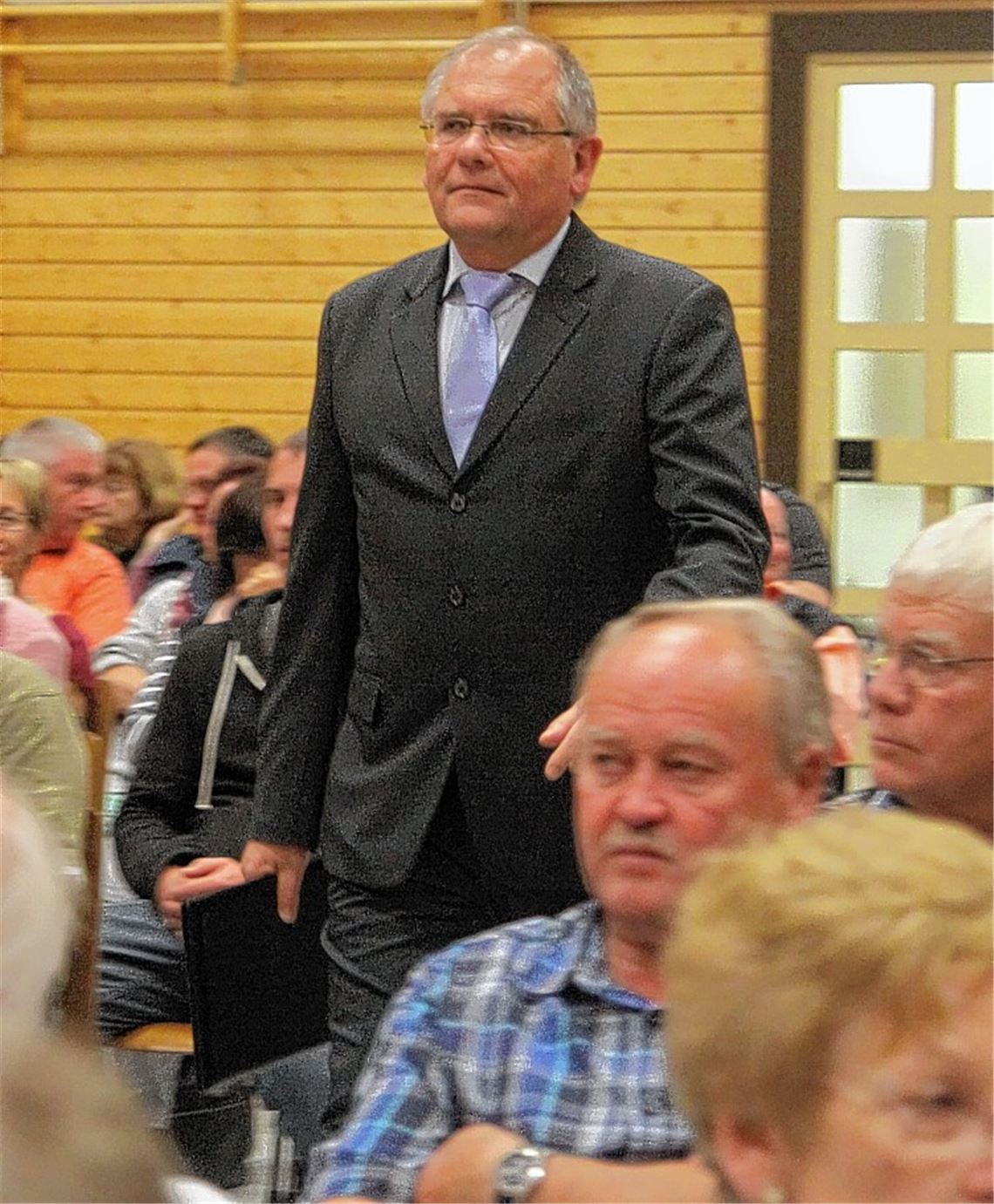 Zwischen Anspannung und Erleichterung: Bürgermeister Norbert Holme bei der Kandidatenvorstellung in Dürrn (li.) und nach der für ihn erfolgreichen Verkündung des Wahlergebnisses mit Gattin Lily. Archivfotos: Deeg, Fotomoment