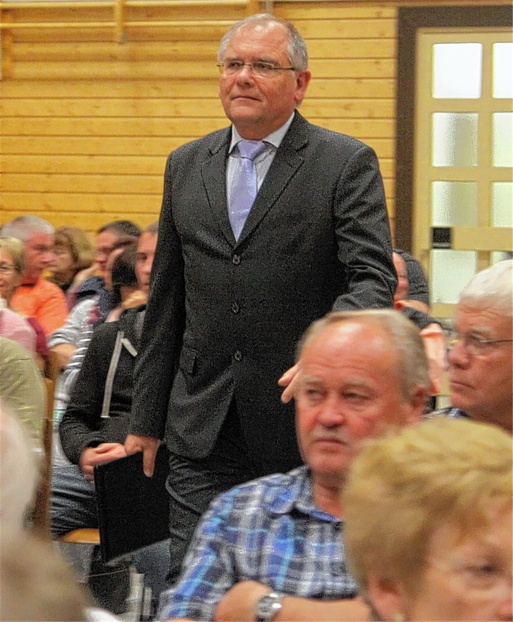 Zwischen Anspannung und Erleichterung: Bürgermeister Norbert Holme bei der Kandidatenvorstellung in Dürrn (li.) und nach der für ihn erfolgreichen Verkündung des Wahlergebnisses mit Gattin Lily. Archivfotos: Deeg, Fotomoment