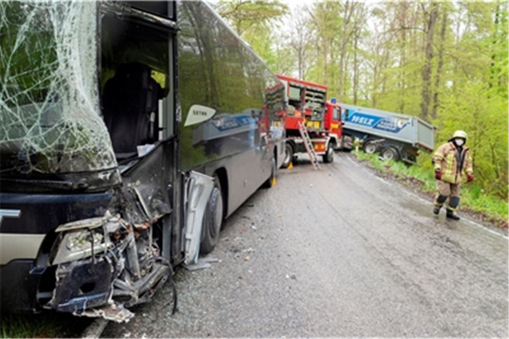 Zwischen Dürrmenz und Pinache stoßen ein Bus und Lkw zusammen. Dabei wird der Busfahrer verletzt.  Foto: Fotomoment