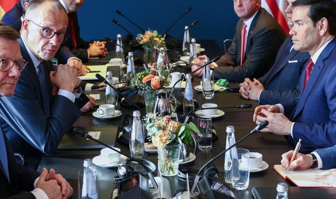 "Zwischen Europa und den Vereinigten Staaten von Amerika hat sich eine Kluft, ein tiefer Graben aufgetan", konstatierte Kanzler Merz in seiner Rede bei der MSC. Später traf er sich dann mit US-Außenminister Marco Rubio.