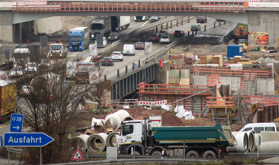 Zwischen Freitag, 12.30 Uhr, und Montag, 6.45 Uhr, sind zwei Container mit Baustellenbedarf an der Autobahn 8 bei und in Niefern aufgebrochen worden. Foto: Archiv (vh)