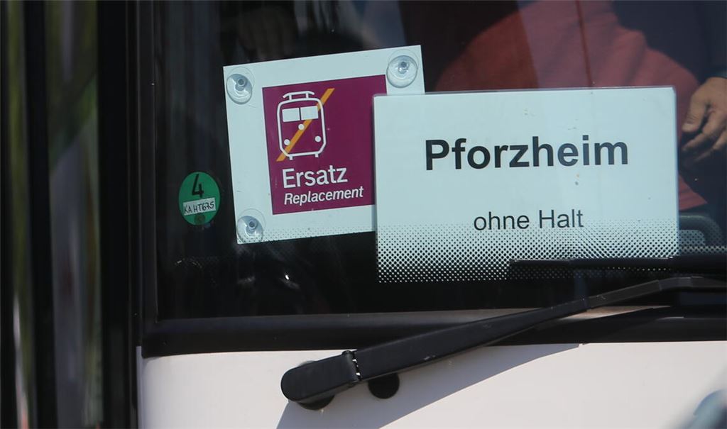 Zwischen Karlsruhe und Pforzheim wird ein Schienenersatzverkehr mit einem Expressbus eingerichtet. Foto: Archiv/Huber