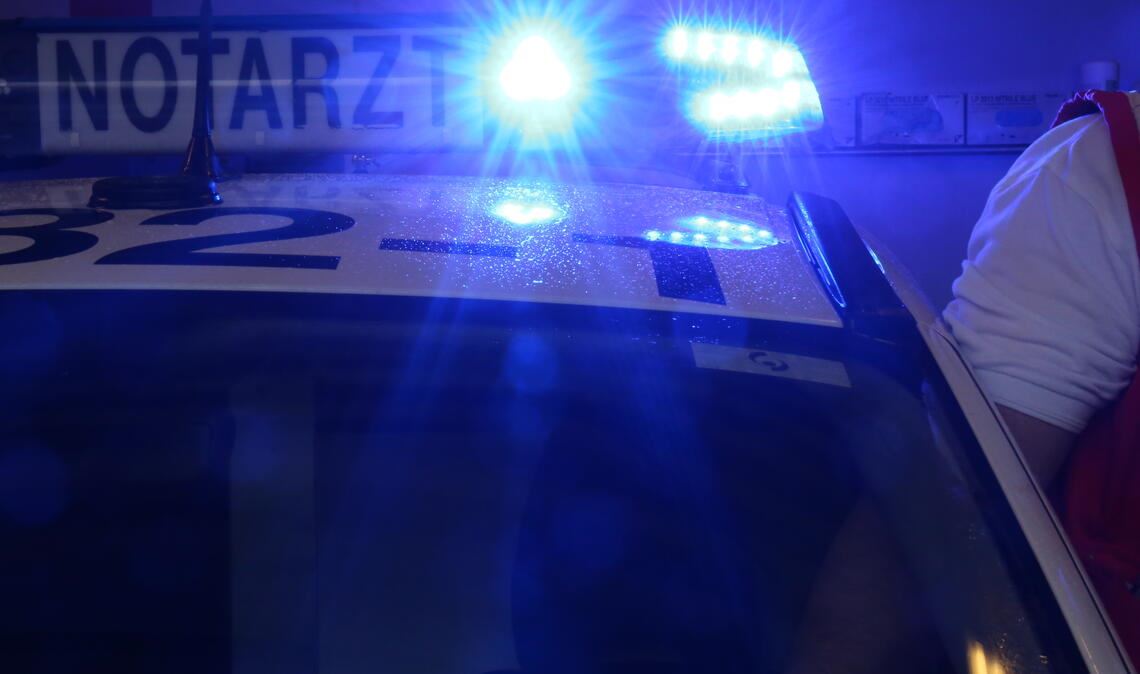 Zwischen Lienzingen und Zaisersweiher kümmern sich Helfer um einen schwer verletzten Motorradfahrer. Symbolfoto: Archiv