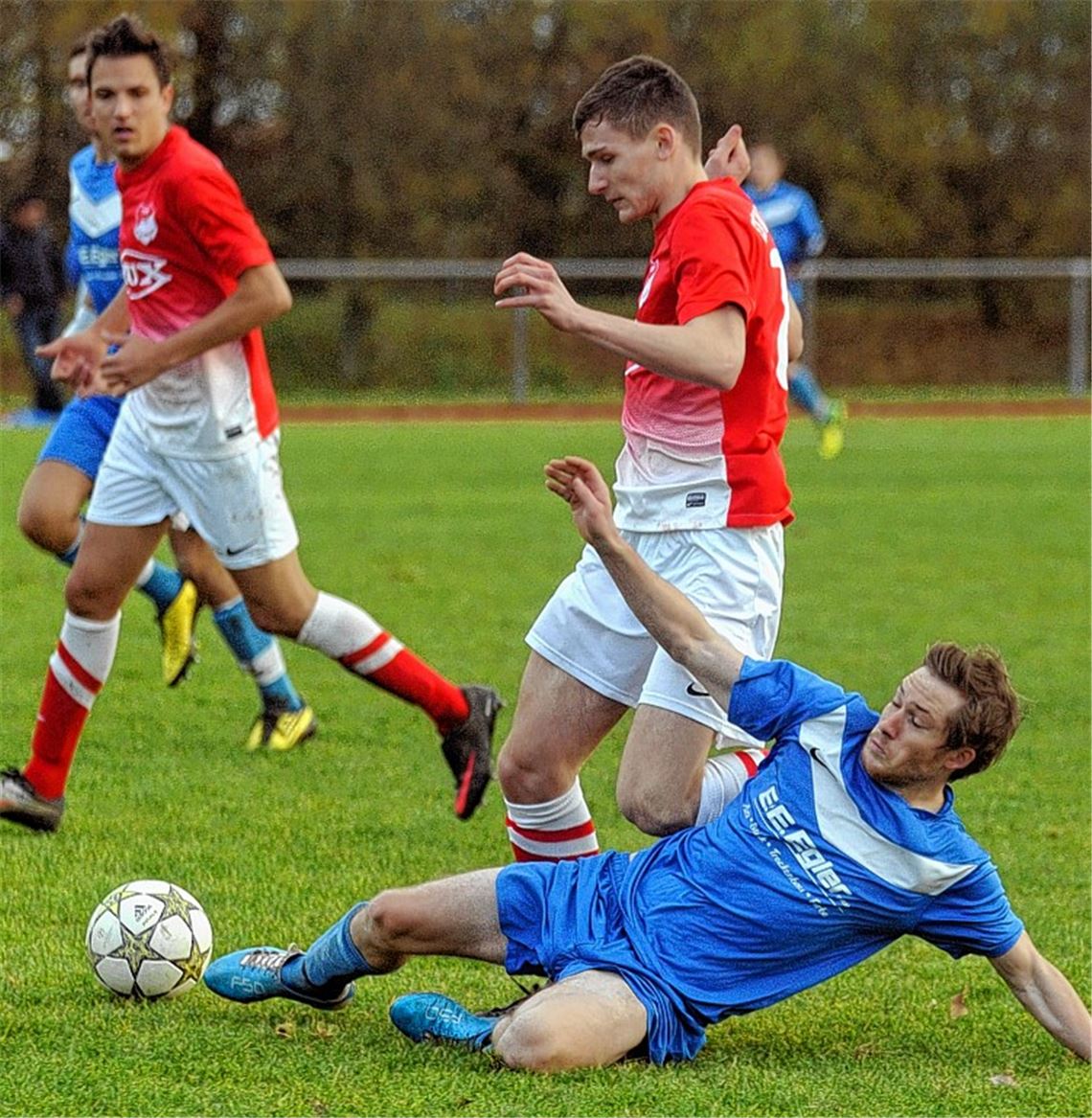 Zwischen Maulbronn (in Rot-Weiß) und Knittlingen II scheint früh alles klar, ehe es in der Schlussphase doch noch einmal spannend wird.