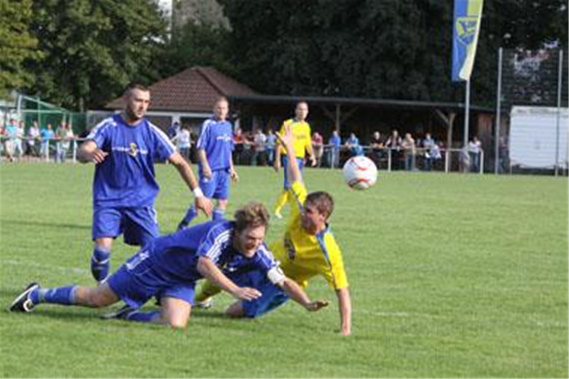 Zwischen Phönix Lomersheim (in Gelb, Dominik Murnberger, im Hintergrund Thomas Fischer) und dem TSV Merklingen geht es gleich zum Saisonauftakt drunter und drüber. Foto: Eigner