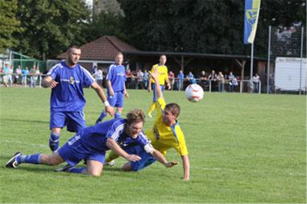 Zwischen Phönix Lomersheim (in Gelb, Dominik Murnberger, im Hintergrund Thomas Fischer) und dem TSV Merklingen geht es gleich zum Saisonauftakt drunter und drüber. Foto: Eigner