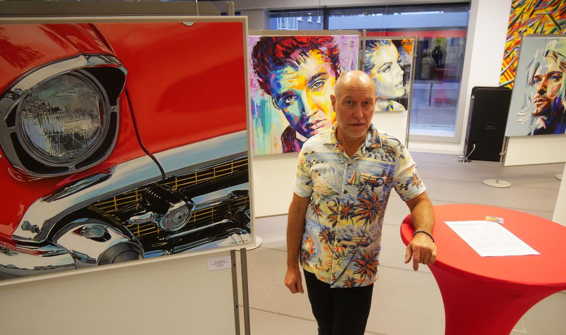 Realität spiegelt sich in prächtigen Farben Zwischen Pop-Art und Fotorealismus ist der Ötisheimer Heinz Barthel unterwegs. Seine Arbeiten zeigt er aktuell in der Sparkassen-Filialdirektion in Mühlacker. Foto: Friedrich