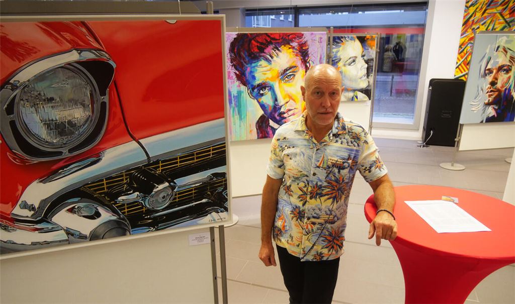 Zwischen Pop-Art und Fotorealismus ist der Ötisheimer Heinz Barthel unterwegs. Seine Arbeiten zeigt er aktuell in der Sparkassen-Filialdirektion in Mühlacker. Foto: Friedrich