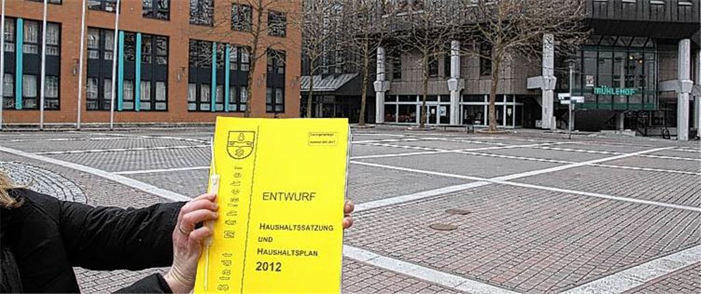 Zwischen Rathaus und Mühlehof: Der Gemeinderat verabschiedet den Haushalt 2012 – und rüstet sich für eine Fülle wichtiger Aufgaben.