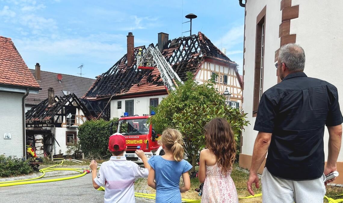 Zwischen Schock und Neugierde: Der Brand und der Großeinsatz mehrerer Feuerwehren lockt am Dienstag kleine und große Zaungäste an den Ort des Geschehens. Fotos: Schüller