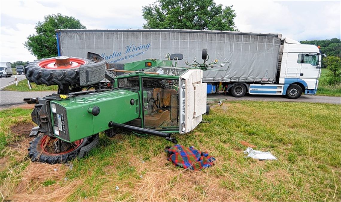 Zwischen Vaihingen und Enzweihingen sind ein Sattelzug und ein Traktor zusammengestoßen.