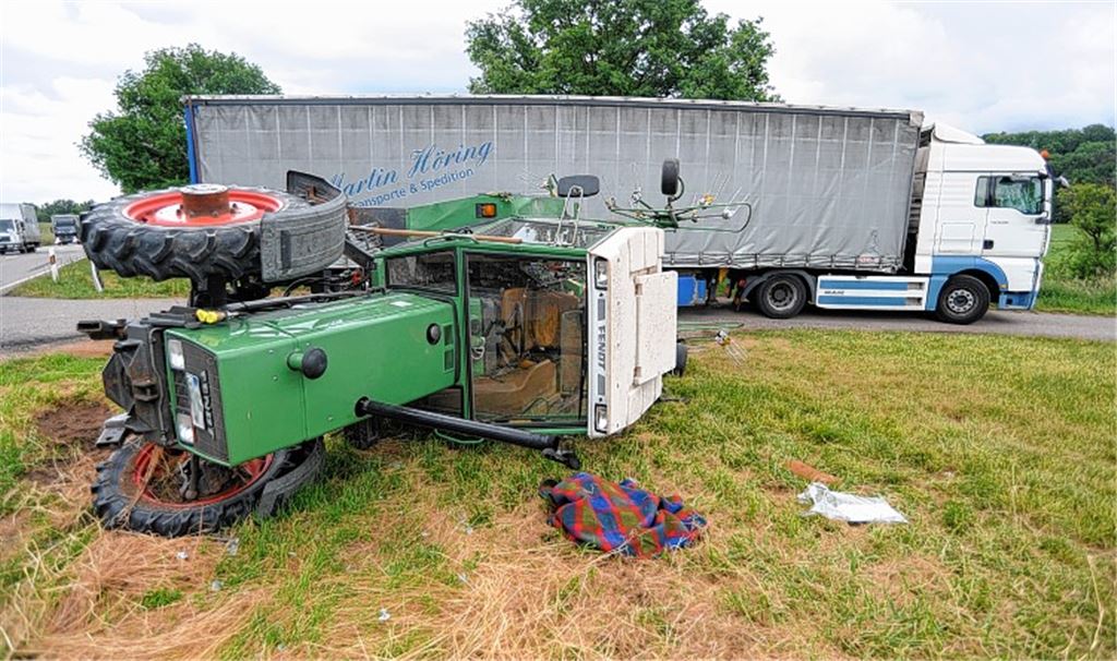 Zwischen Vaihingen und Enzweihingen sind ein Sattelzug und ein Traktor zusammengestoßen.