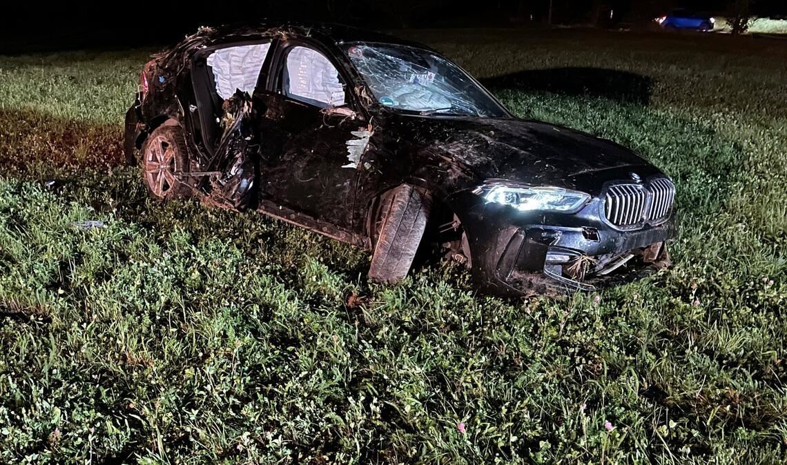 BMW überschlägt sich mehrfach Zwischen Wiernsheim und Iptingen hat sich ein Auto überschlagen und ist abseits der Fahrbahn gelandet. Foto: Feuerwehr