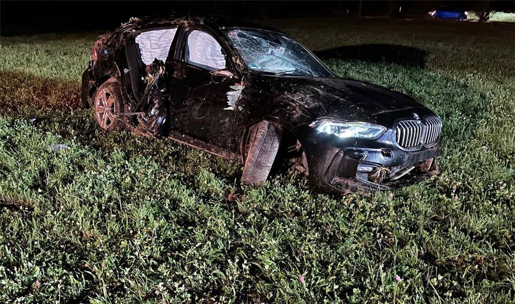 Zwischen Wiernsheim und Iptingen hat sich ein Auto überschlagen und ist abseits der Fahrbahn gelandet. Foto: Feuerwehr