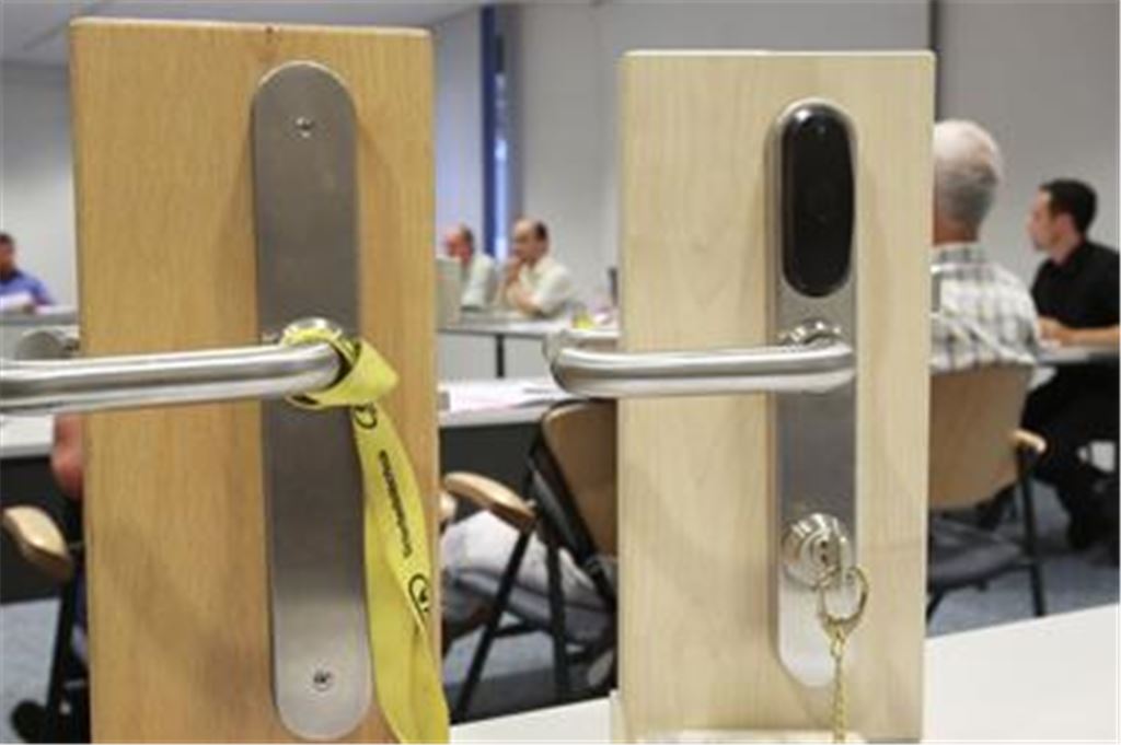 Zwischen allen Schlössern: Bürgermeister Harald Eiberger ist im zweiten Anlauf gescheitert, die Außentüren an der Schule sofort zu sanieren und gleichzeitig ein neues Schließsystem einzubauen.  Foto: Goertz