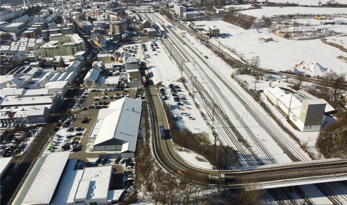 Pläne für Lienzinger Tor reifen langsam Zwischen dem Bahnhof (im Hintergrund) und der Eisenbahnbrücke Lienzinger Straße (vorne) liegt als Streifen an der Bahnstrecke das Gelände Lienzinger Tor, das bislang – inklusive des früheren Busbahnhofs – von der Stadt als kostenloser Parkplatz für Bahnpendler zur Verfügung gestellt wird. Foto: Schramm