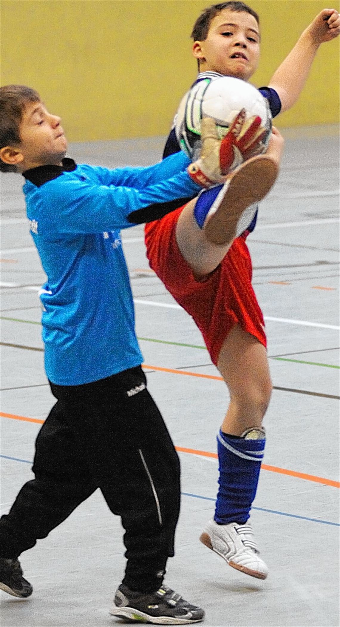 Zwischen den F-Junioren von TSV Ötisheim (rote Hosen) und SV Ottenhausen geht es trotz torlosem Remis hoch her. Foto: Fotomoment