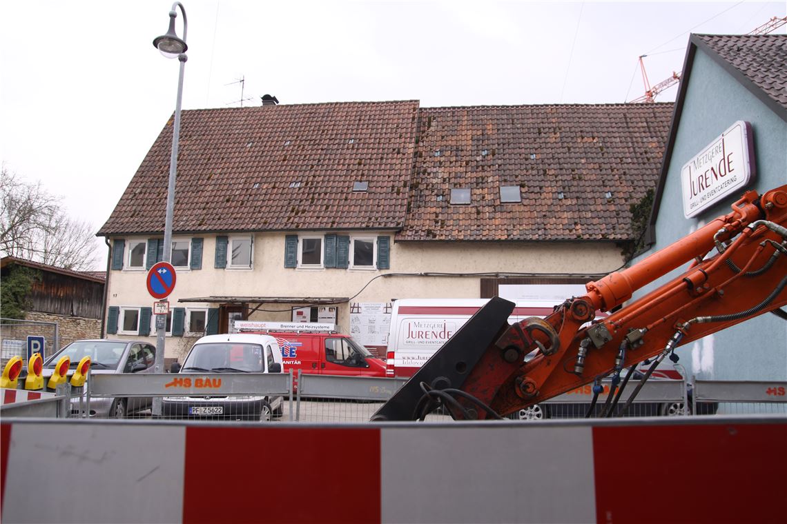 Zwischen der Hofstraße 17 (li.) und der Metzgerei Jurende soll die alte Scheune weichen und Platz machen für die neue Zufahrt.  Foto: Disselhoff