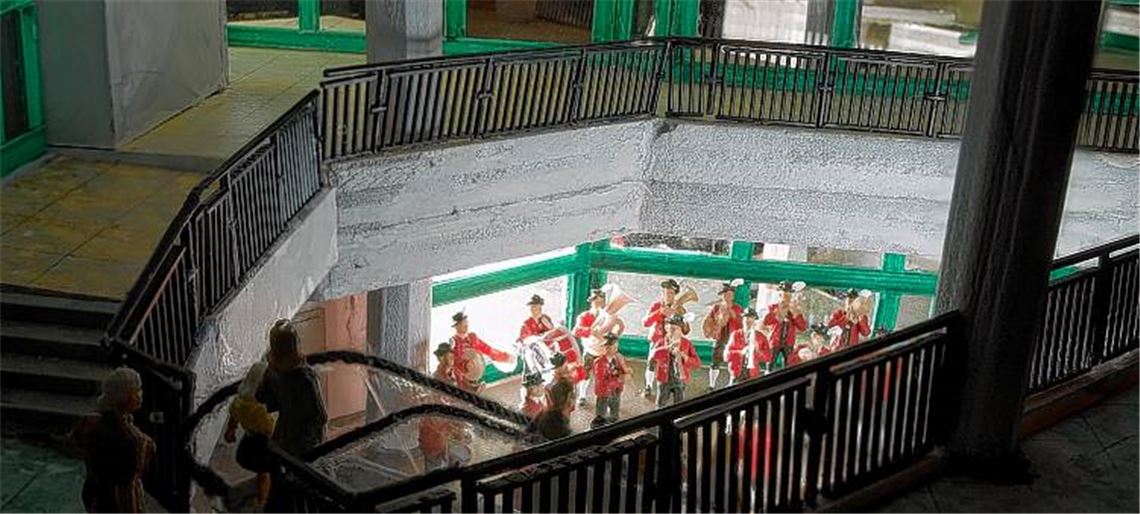 Zwischen einer Einweihung mit Blasmusik und einem drohenden Abriss: Szene aus dem Mühlehof-Modell im Maßstab 1:87 von Peter Schmidt aus Asperg.