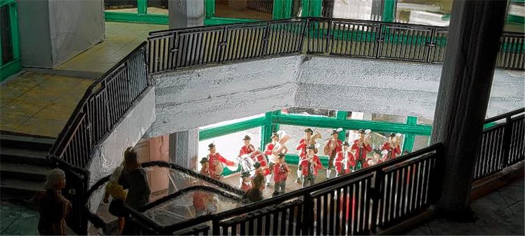 Zwischen einer Einweihung mit Blasmusik und einem drohenden Abriss: Szene aus dem Mühlehof-Modell im Maßstab 1:87 von Peter Schmidt aus Asperg.